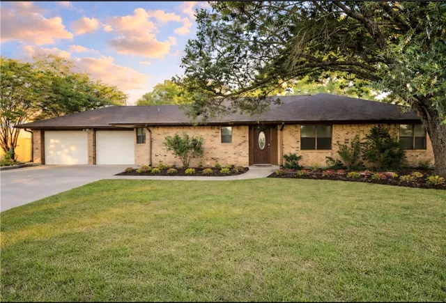 827 N  Gray St, Caldwell, TX 77836