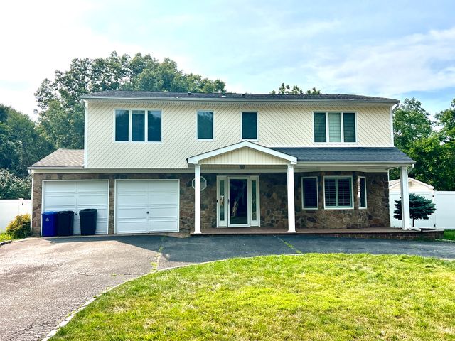 18 Melrose Ln, Commack, NY 11725