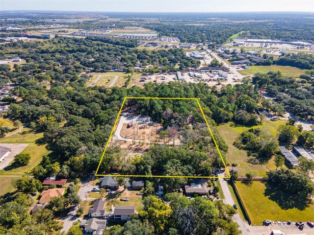225 Foster St, Alvin, TX 77511