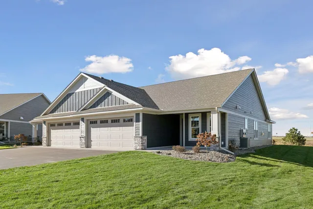 1435 Kasilof Ct, River Falls, WI 54022