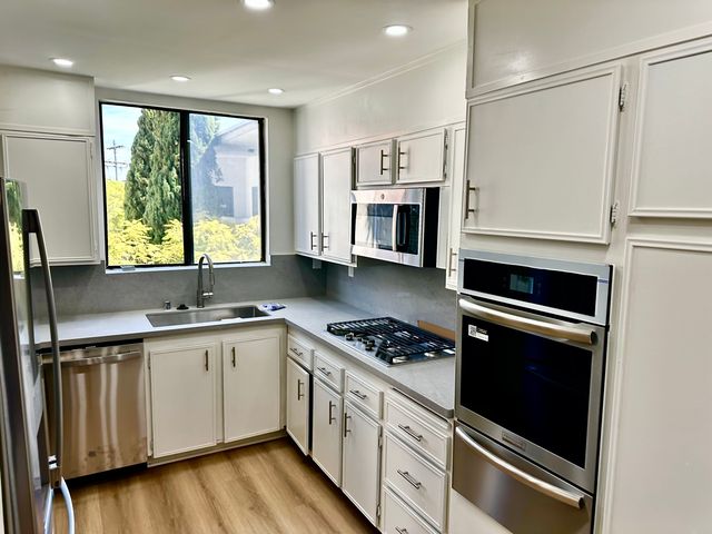 Montana Ave, Los Angeles, CA 90049