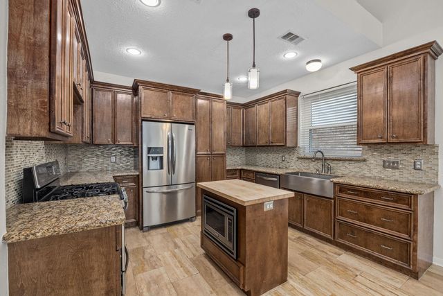 10902 Spruce Dr N, La Porte, TX 77571