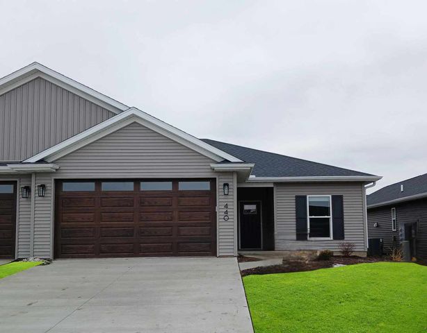 440 N  4th Ave, Eldridge, IA 52748