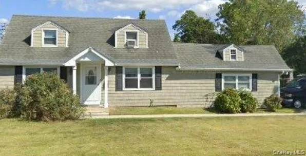 95 Carlls Path, North Babylon, NY 11703