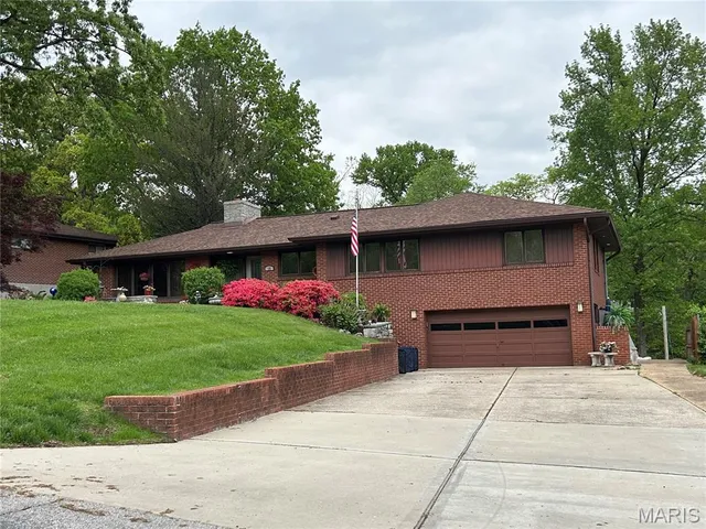 15 Lake Pembroke Dr, Saint Louis, MO 63135