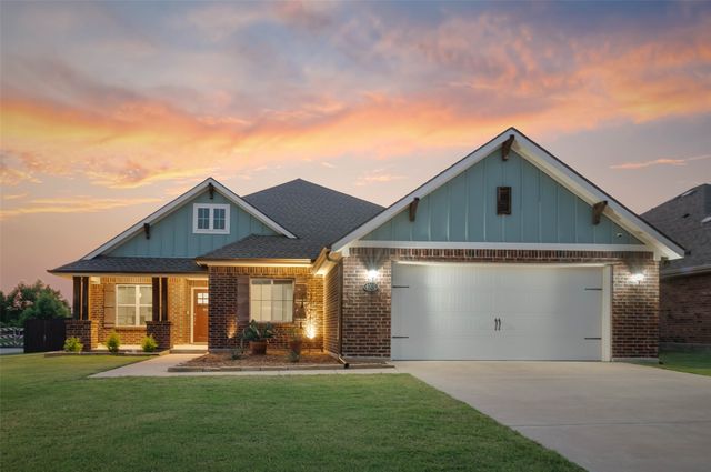 4000 Montecristo Ln, Sanger, TX 76266