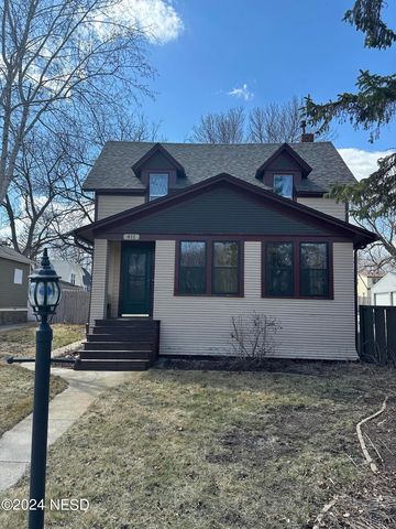 411 1st St NW, Watertown, SD 57201