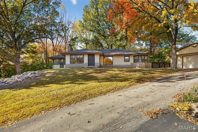 643 Hunters Ridge Dr, Saint Louis, MO 63135