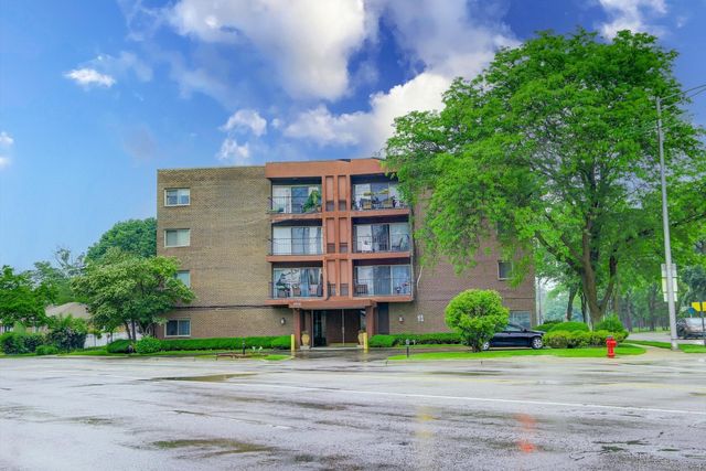 4838 Howard St #301, Skokie, IL 60077
