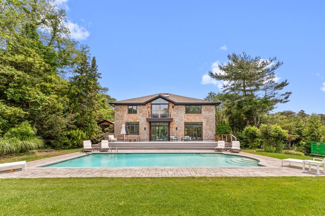 15 Atterbury Rd, Southampton, NY 11968