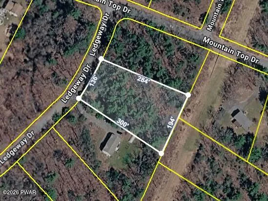 142 Ledgeway Dr, Dingmans Ferry, PA 18328
