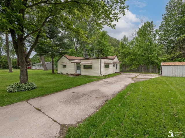 19106 Sylvia Ave, Brownstown, MI 48174