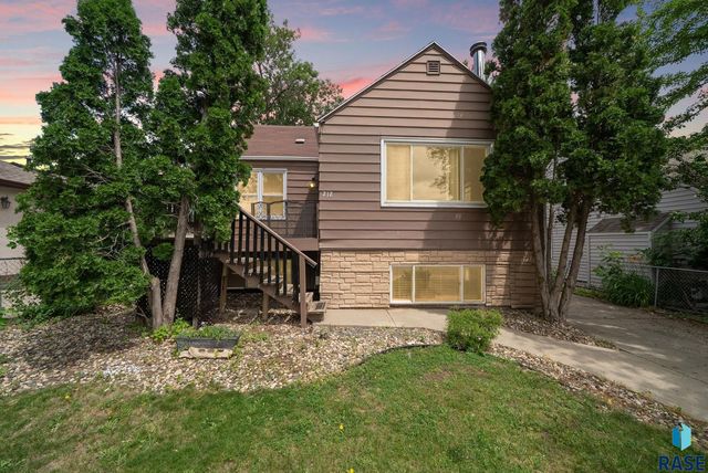 212 W  42nd St, Sioux Falls, SD 57105