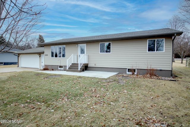 1124 7th St NW, Watertown, SD 57201