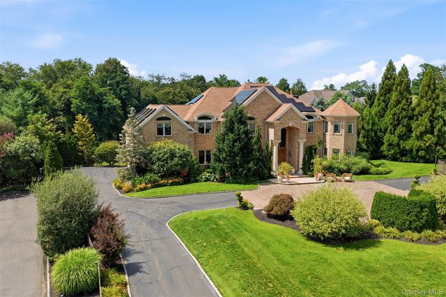 15 Peppermill Lane, Dix Hills, NY 11746