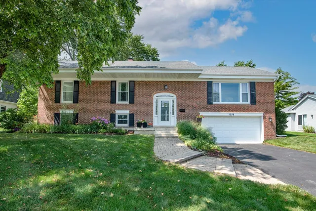 1058 W  Illinois Ave, Palatine, IL 60067