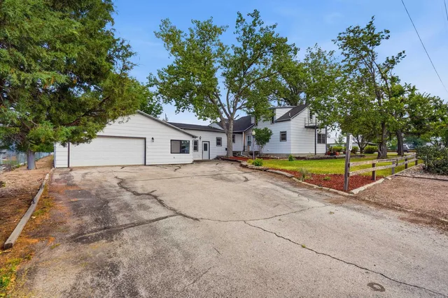 318 W  4th Ave, Wall, SD 57790