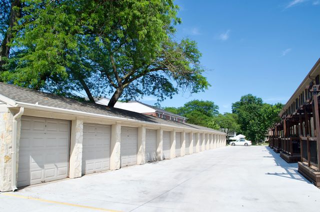 100 E  Chateau Pl #2B-2Ba-1350Sqft, Milwaukee, WI 53217