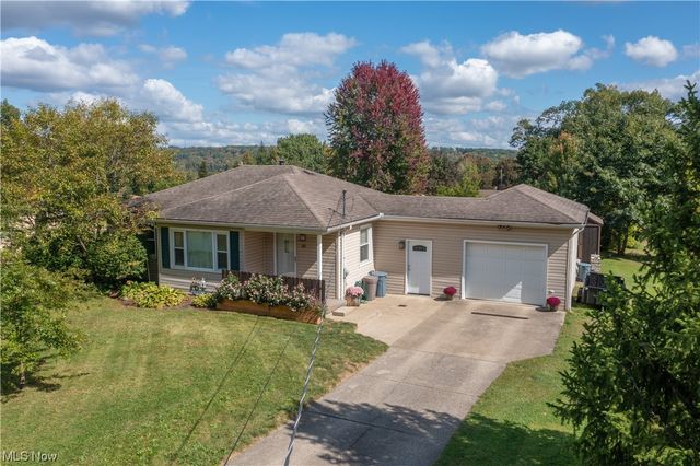469 Golf Dr, Brookfield, OH 44403