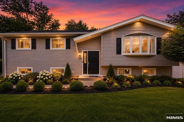 34 N  Middletown Rd, Montvale, NJ 07645