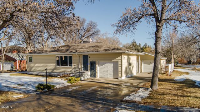 314 4th Ave NW, Hazen, ND 58545
