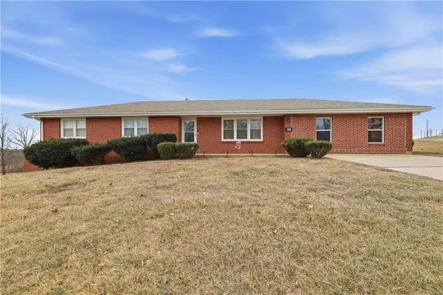 812 Pleasant St, Odessa, MO 64076