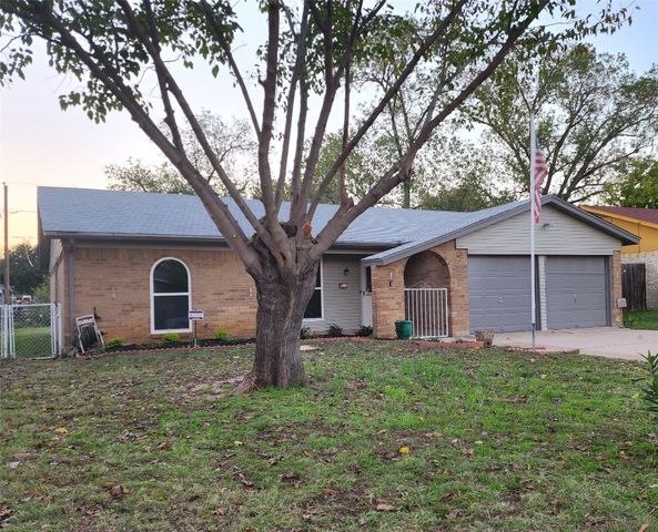 6912 Griggs St, Forest Hill, TX 76140