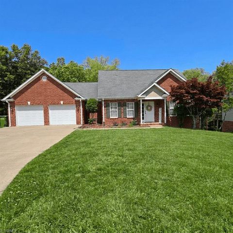 107 N  Hills Dr, Mount Airy, NC 27030