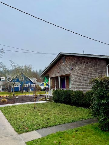 1390 E  23rd Ave, Eugene, OR 97403