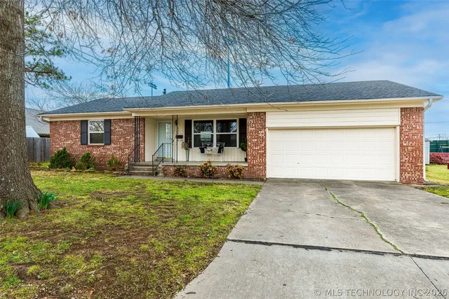 337 E  15th St, Claremore, OK 74017