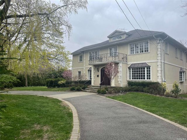 95 Briarwood Lane, Lawrence, NY 11559