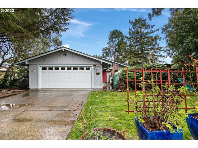 1960 25th St, Florence, OR 97439