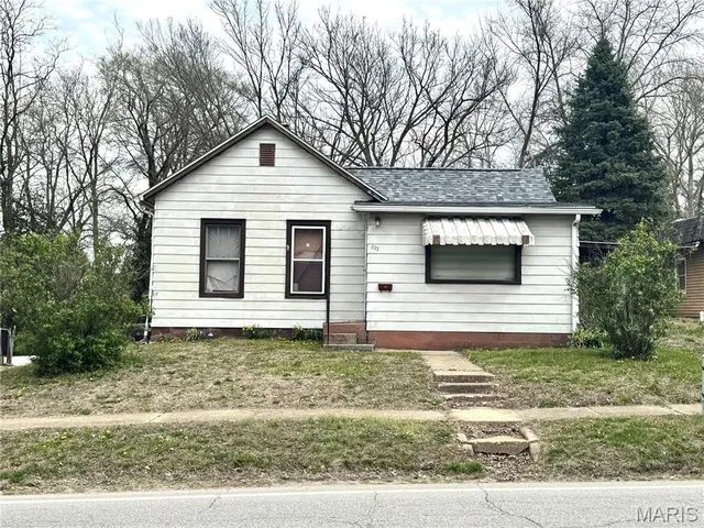 233 Springfield Rd, Hillsboro, IL 62049