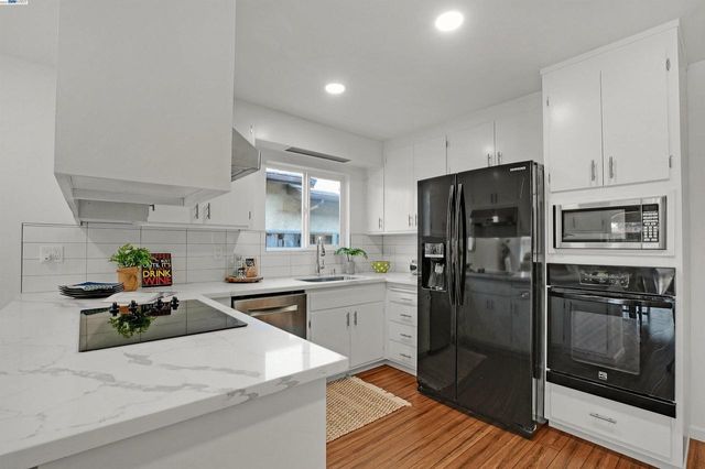 1067 Camellia Dr, Alameda, CA 94502