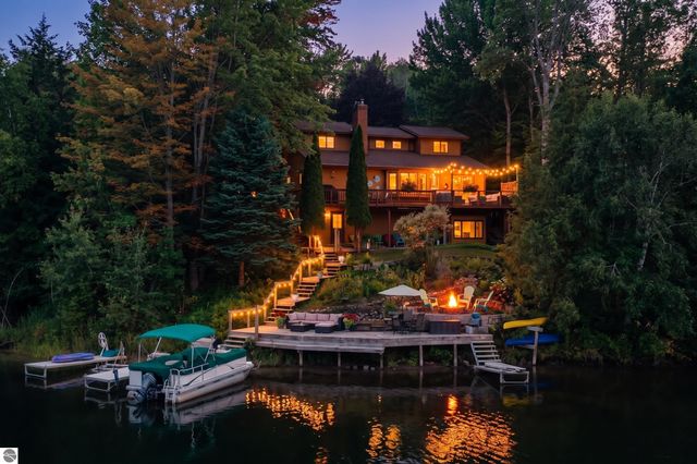 2593 Twin Bay Dr, Traverse City, MI 49696