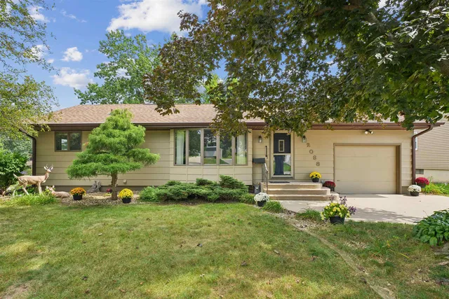 2098 Jeffrey Dr, Dubuque, IA 52001