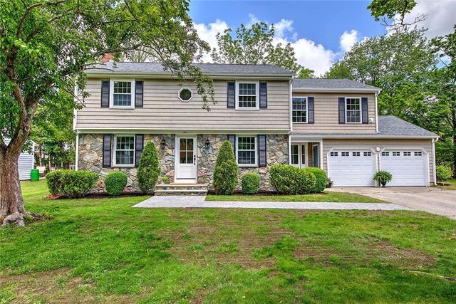 1 Cheshire Dr, Barrington, RI 02806
