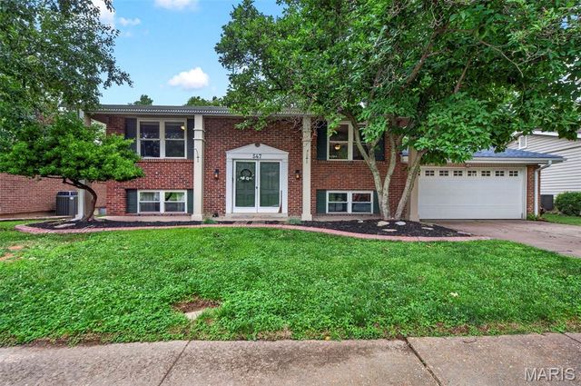 547 Golfwood Dr, Ballwin, MO 63021