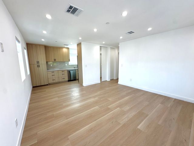 1952 N  Parish Pl #201, Burbank, CA 91504