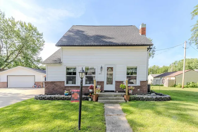 615 2nd St, Sibley, IA 51249