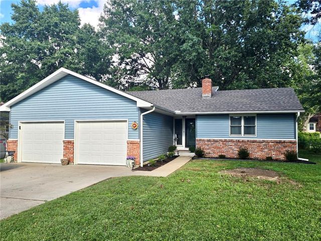 207 S  Broadmoor St, Louisburg, KS 66053