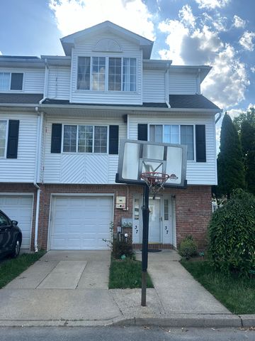37 Red Cedar Ln #1, Staten Island, NY 10309