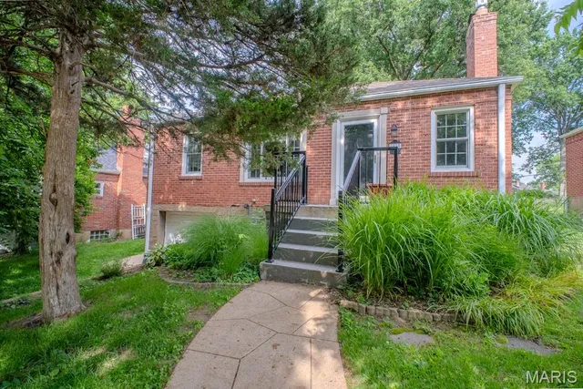 1518 Salem Hills Dr, Saint Louis, MO 63119