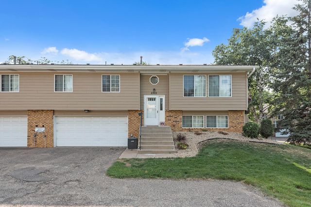 2305 Mailand Rd E, Maplewood, MN 55119