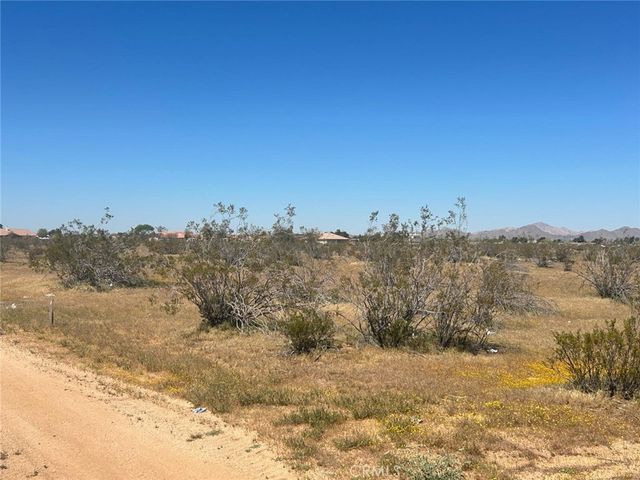 20 Matawan Rd, Apple Valley, CA 92308