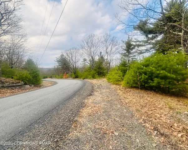 132 Willow Dell Dr, Dingmans Ferry, PA 18328