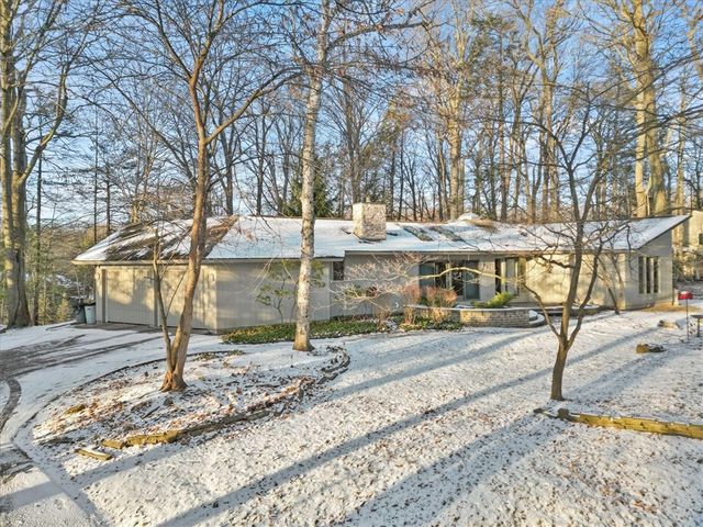 105 Mountain Rd, Penfield, NY 14526