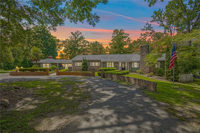 111 Mountain View Dr, Pickens, SC 29671
