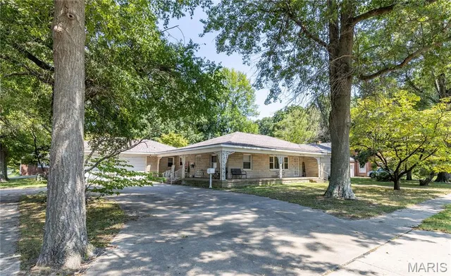 1300 E  Cypress St, Charleston, MO 63834