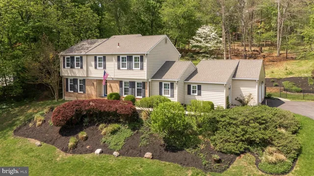 691 Twin Bridge Dr, Wayne, PA 19087